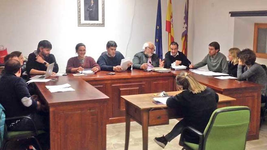 Imagen del pleno celebrado ayer en el ayuntamiento de Sineu que revocó las dos distinciones.