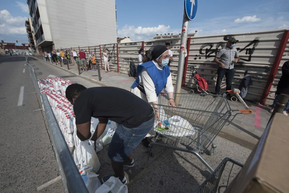 Usuaris i voluntaris de la plataforma d'aliments de Manresa