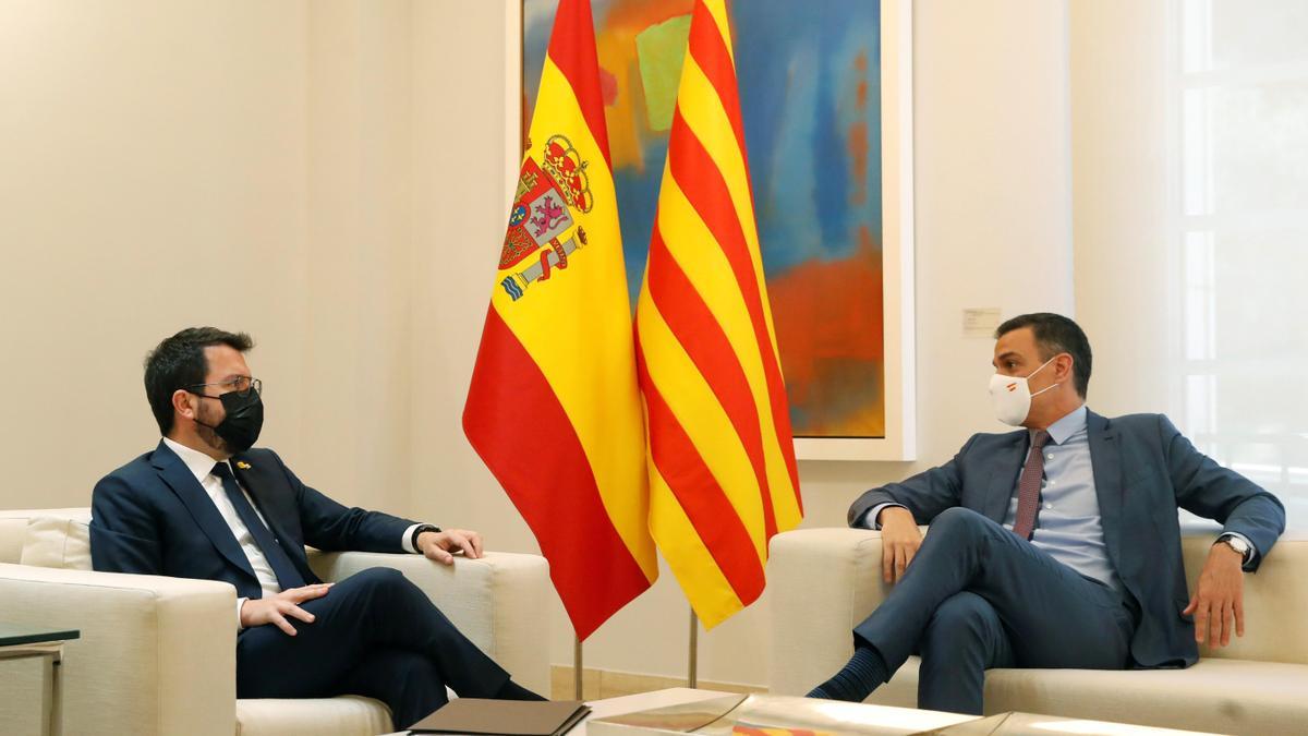 El jefe del Ejecutivo, Pedro Sánchez, y el president de la Generalitat, Pere Aragonès, en una reunión en La Moncloa.