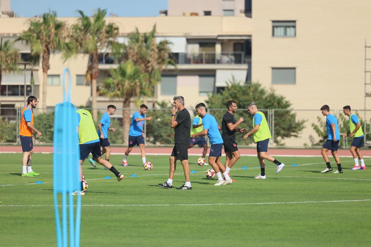 El primer entrenamiento de pretemporada de la UD Ibiza, en imágenes