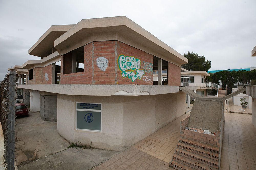 Edificios abandonados en Cala de Bou