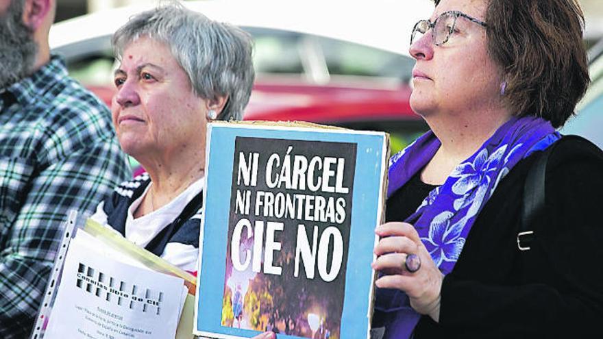 Miembros de la plataforma Canarias Libre de CIE exponen sus ideas frente a la Delegación del Gobierno.