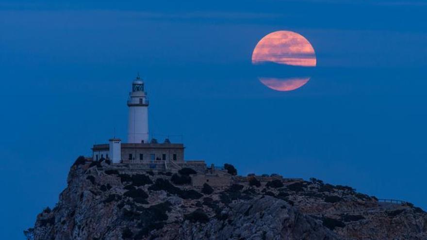 Vielen Dank an Max Winter für diesen tollen Mondaufgang über dem Leuchtturm von Formentor.