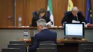 Archivo - El exalcalde de Estepona, Antonio Barrientos, en la sala del Juicio del caso Astapa.