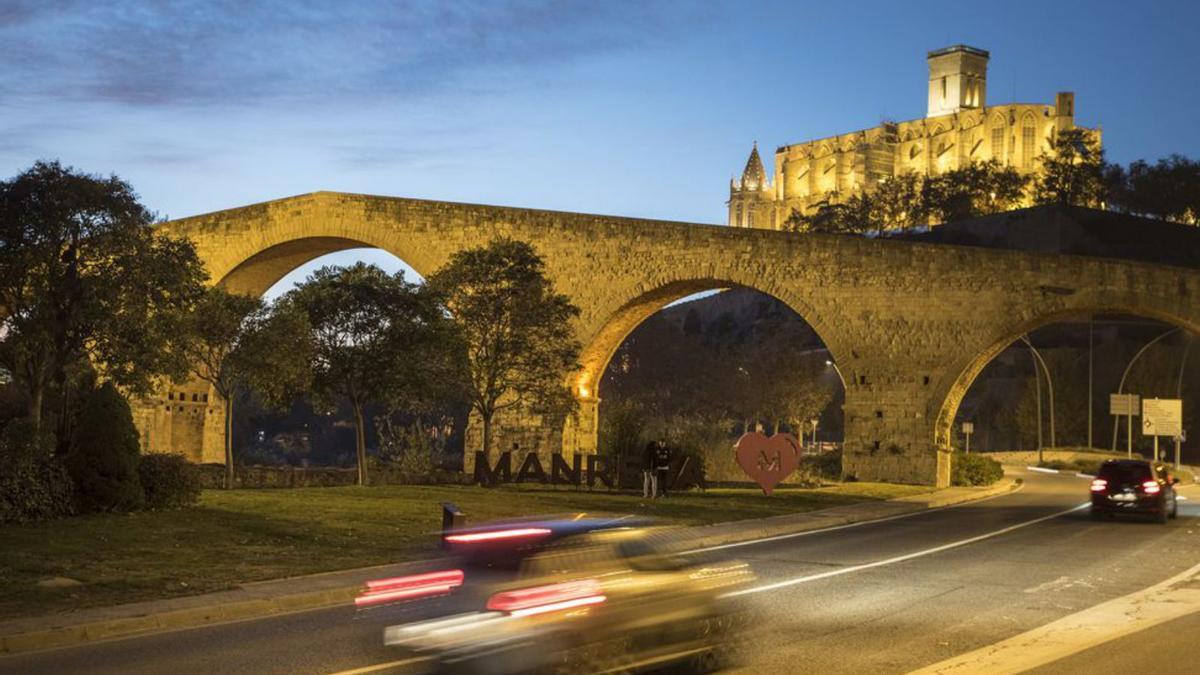 El Pont Vell amb la basílica de la Seu al fons | ARXIU/OSCAR BAYONA