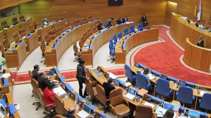 Sala de plenos del Parlamento autonómico medio vacío en una sesión ordinaria. // Xoán Álvarez