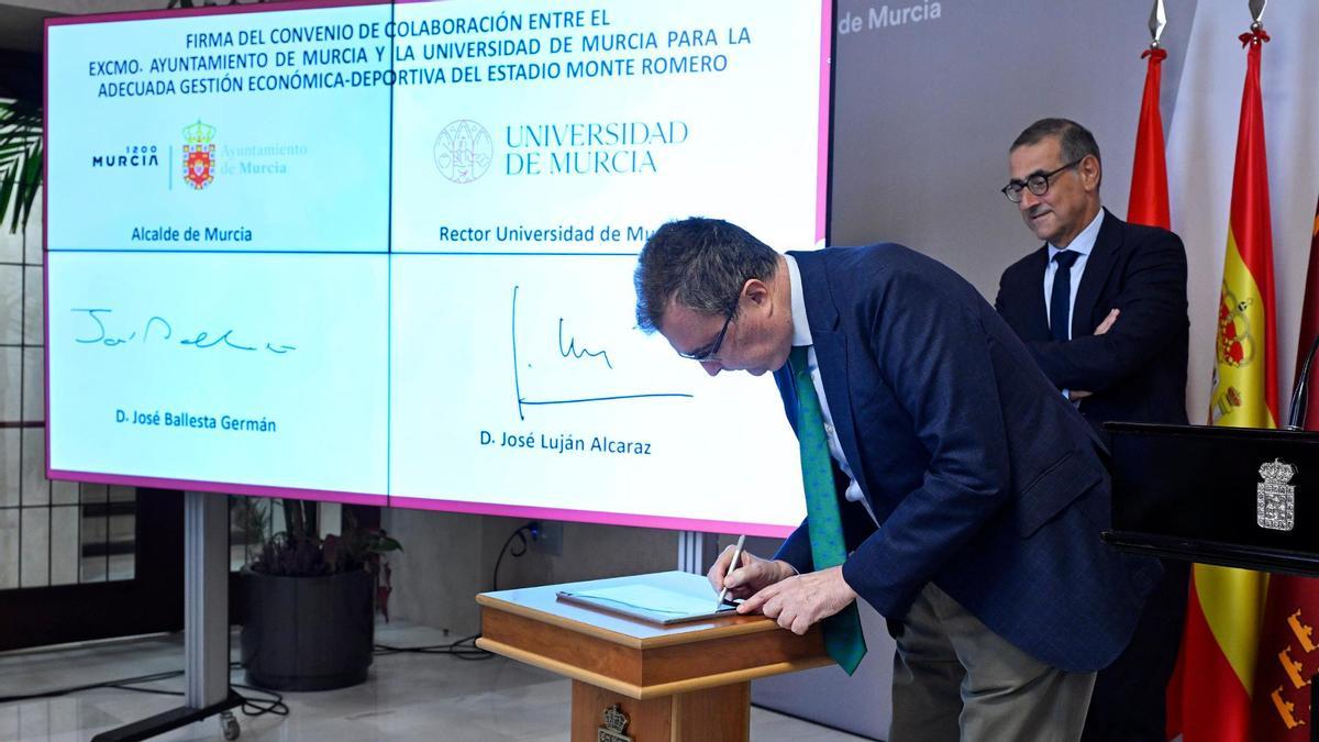 El alcalde de Murcia, José Ballesta, firma el convenio de colaboración junto al rector de la UMU, José Luján.
