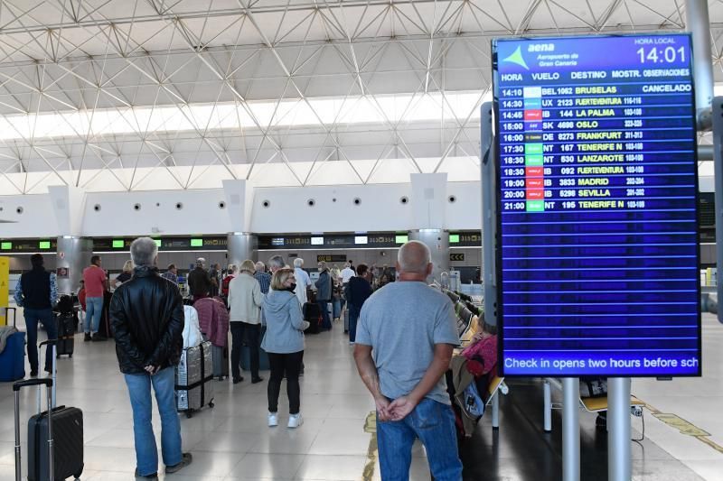 25-03-20  GRAN CANARIA. AEROPUERTO DE GRAN CANARIA. INGENIO TELDE. Ultimos turistas en salir y llegada de un vuelo desde Barcelona con tan solo once pasajeros. Efecto del Covid-19 en el Aeropuerto de Gran Canaria.  Fotos: Juan Castro.  | 25/03/2020 | Fotógrafo: Juan Carlos Castro