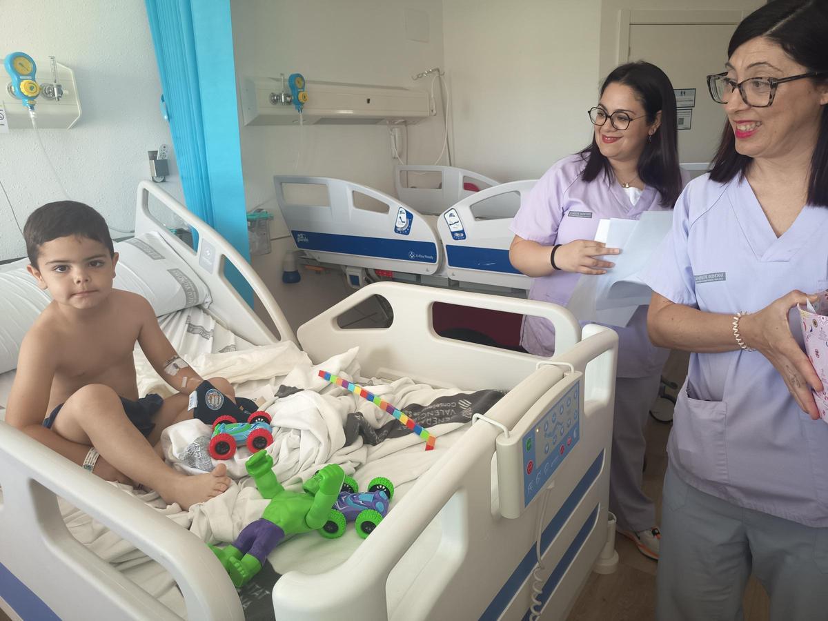 Los niños hospitalizados en el General de Elche recibieron regalos