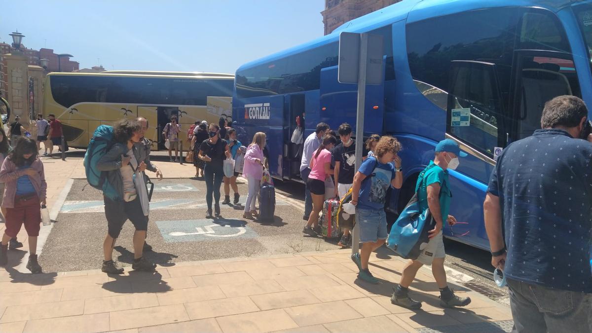 Viajeros en la estación de tren de Zamora: trasbordo en autobús.