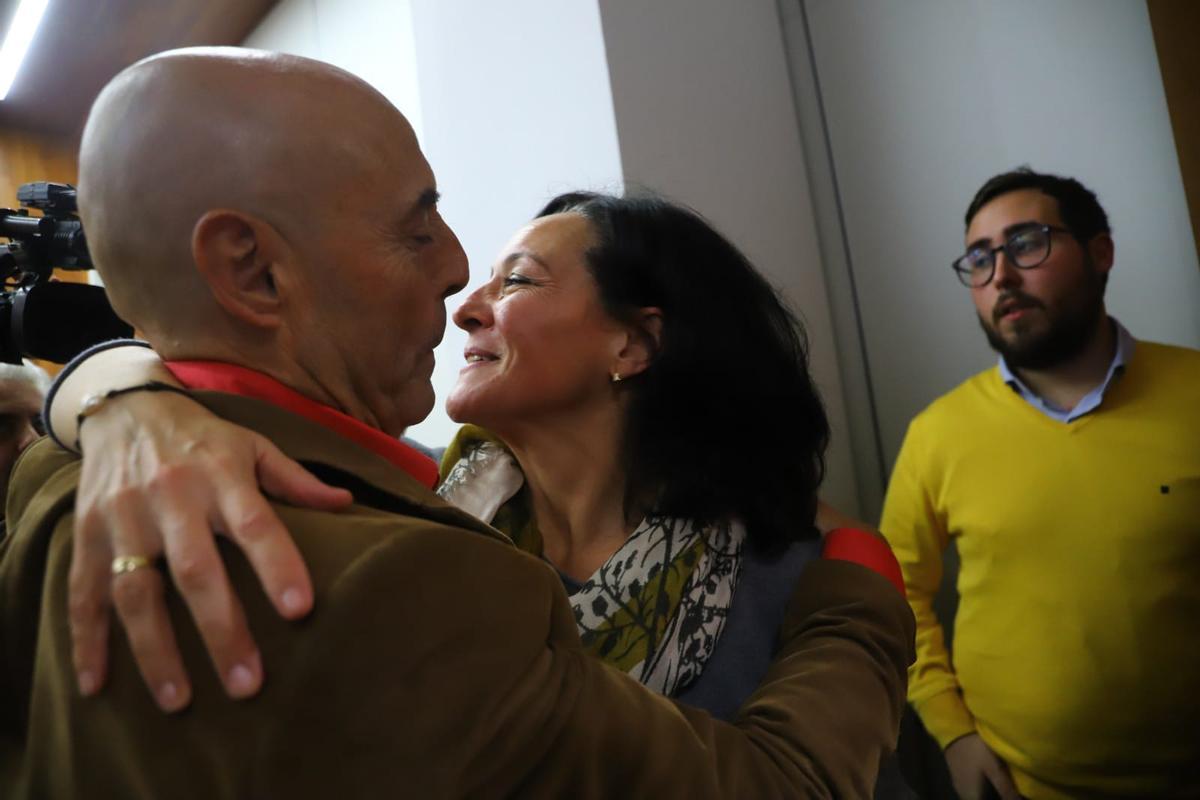Rafi Crespín felicita a Antonio Hurtado tras su victoria en las primarias del PSOE de Córdoba.
