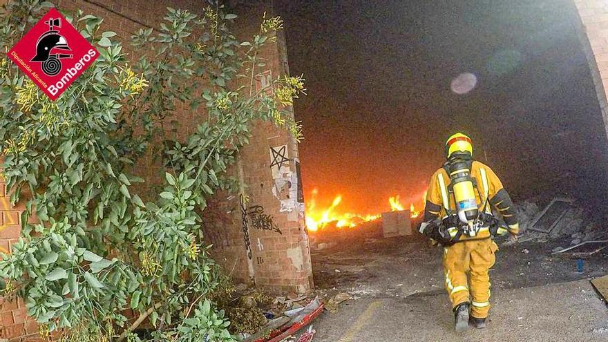 Incendio en una fábrica cerca de la Universidad de Alicante