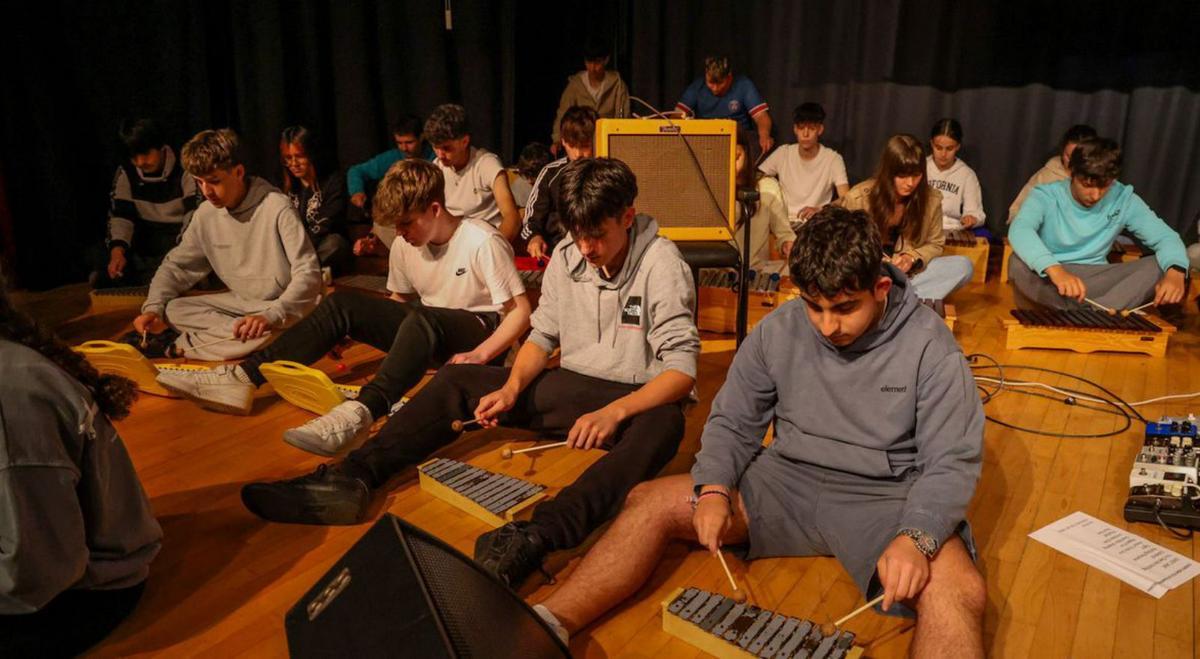 La Isi Vaamonde Band interpretó
varios temas en el centro. | I. Abella