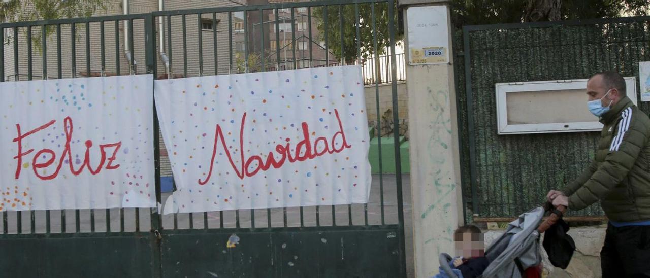 Colegio San Fernando de Alicante, cerrado por vacaciones navideñas. | PILAR CORTÉS