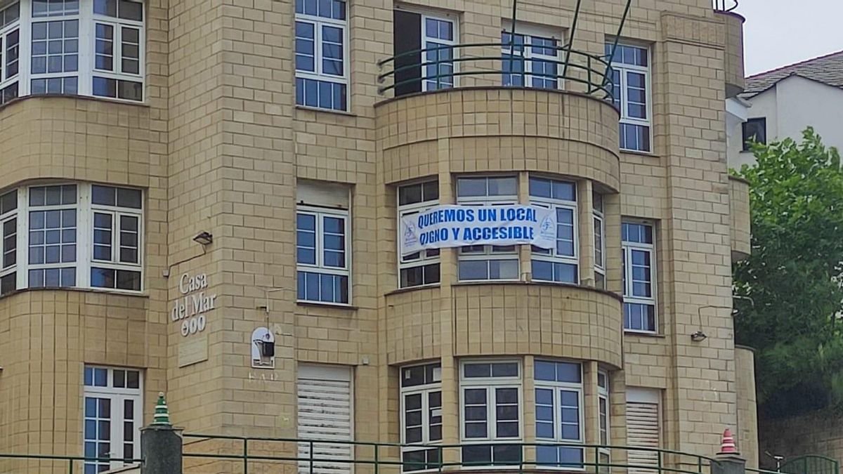 La pancarta instalada en la planta primera de la Casa del Mar donde los mayores tienen ahora su local social.