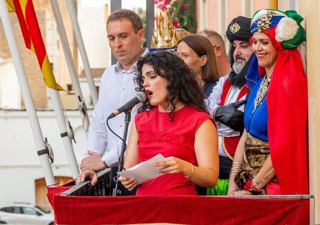 La Maria durante el pregón de los Moros i Cristians de Oliva.