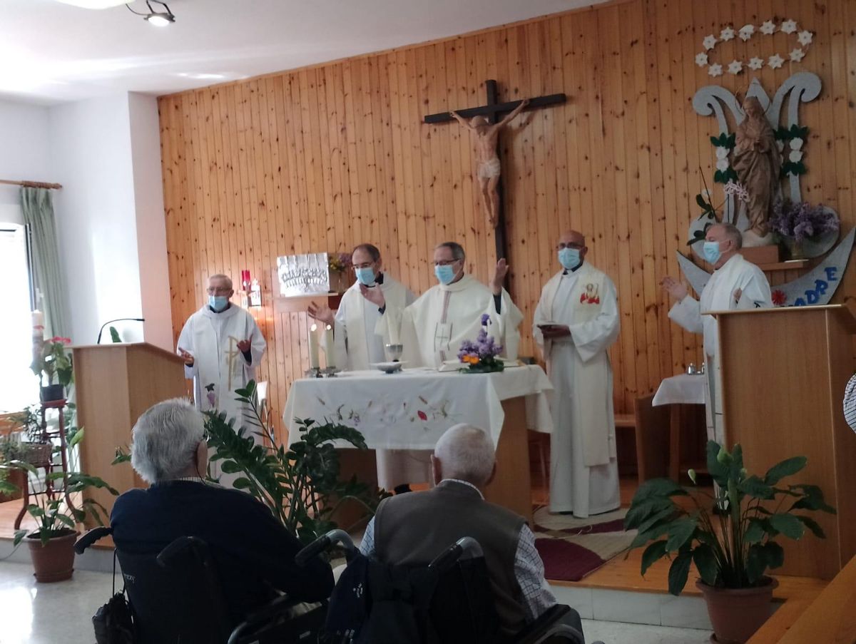 El obispo de Zamora, Fernando Valera, oficia la Eucaristía en la residencia Conchita Regojo de Fermoselle.