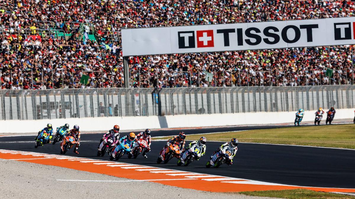 Grada con público en una carrera de MotoGP.