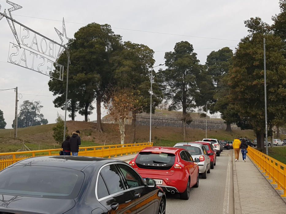 Largas retenciones y caos en la carretera. // Marta G. Brea