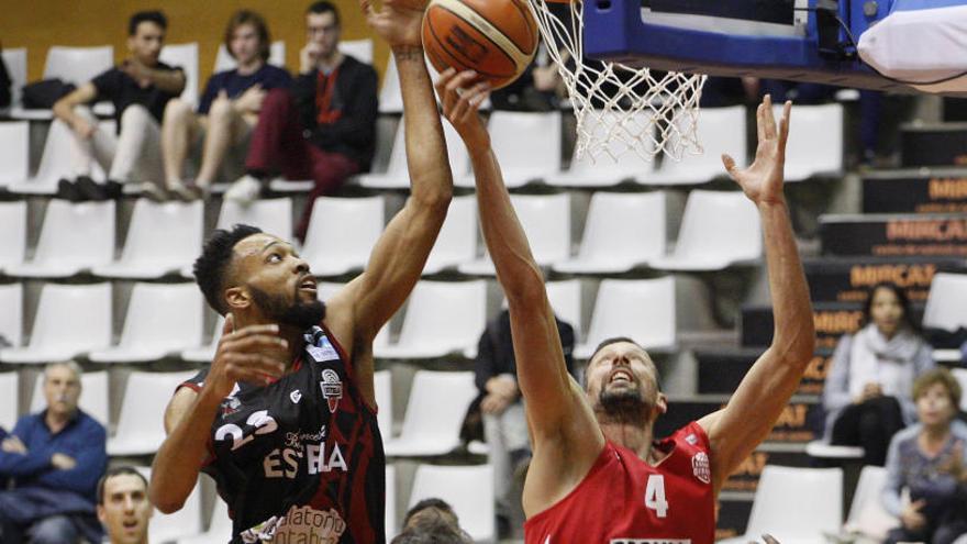 Una acció de l&#039;últim partit del Bàsquet Girona a Fontajau