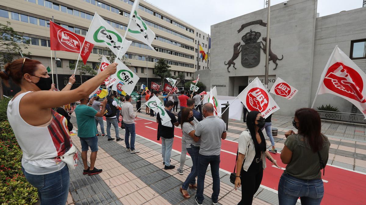 Protesta de trabajadores frente a Presidencia del Gobierno de Canarias