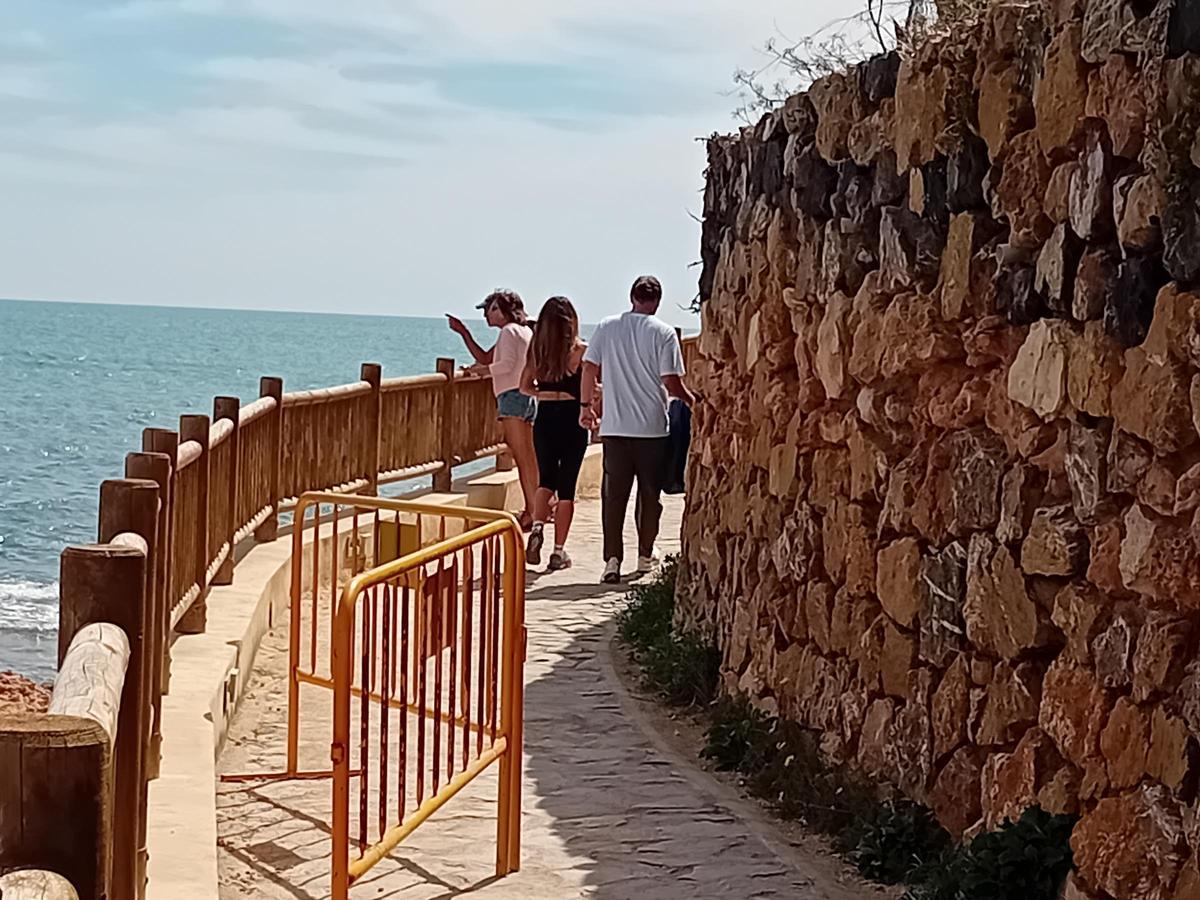 Dos tramos del Sendero Azul de Orihuela Costa "cortados": peligro de derrumbe