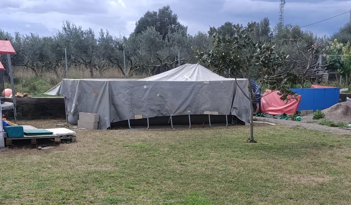 La piscina robada, tapada antes de su uso en verano.