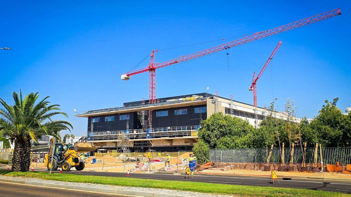 Edificio del nuevo hospital de Quirón en la avenida de Elvas de Badajoz, con las obras muy avanzadas.
