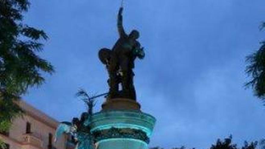 La estatua de Vara de Rey, en el paseo que lleva su nombre.