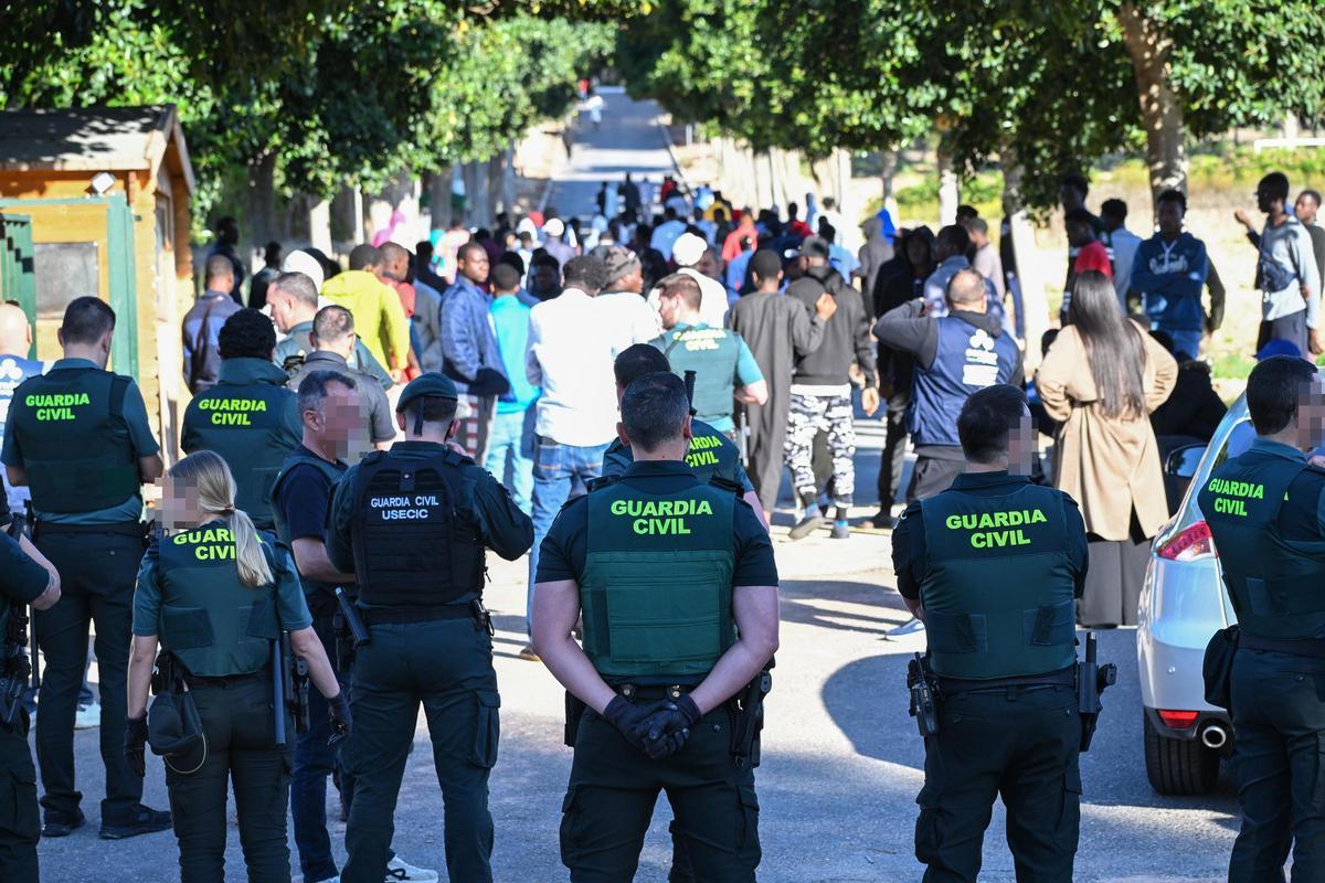 Concentración de malienses en el acceso al antiguo seminario de Maristas de Guardamar donde impedían el paso de trabajadores para reclamar la aceleración de su regularización