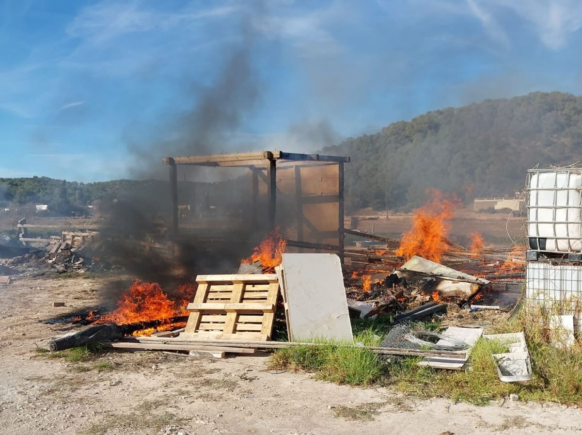 Mira aquí las fotos del incendio donde se acumulaban materiales de obra en Santa Eulària