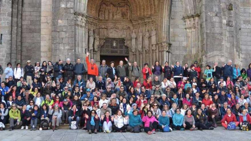 Los doscientos peregrinos del grupo Pedestrianismo de Ermesinde &quot;Terra Verde&quot;, de Oporto, ante la catedral de Tui. // E.G.