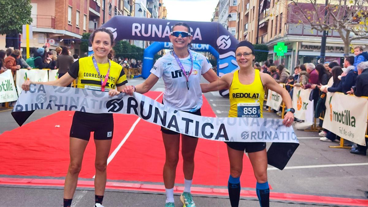 Las tres primeras clasificadas de la Mitja Marató Ciutat d’Alzira.