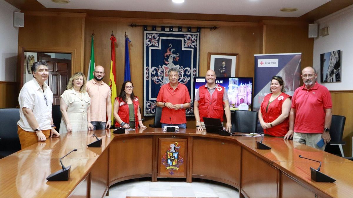 El alcalde y concejales, con responsables de Cruz Roja en la presentación de la memoria anual de la entidad.
