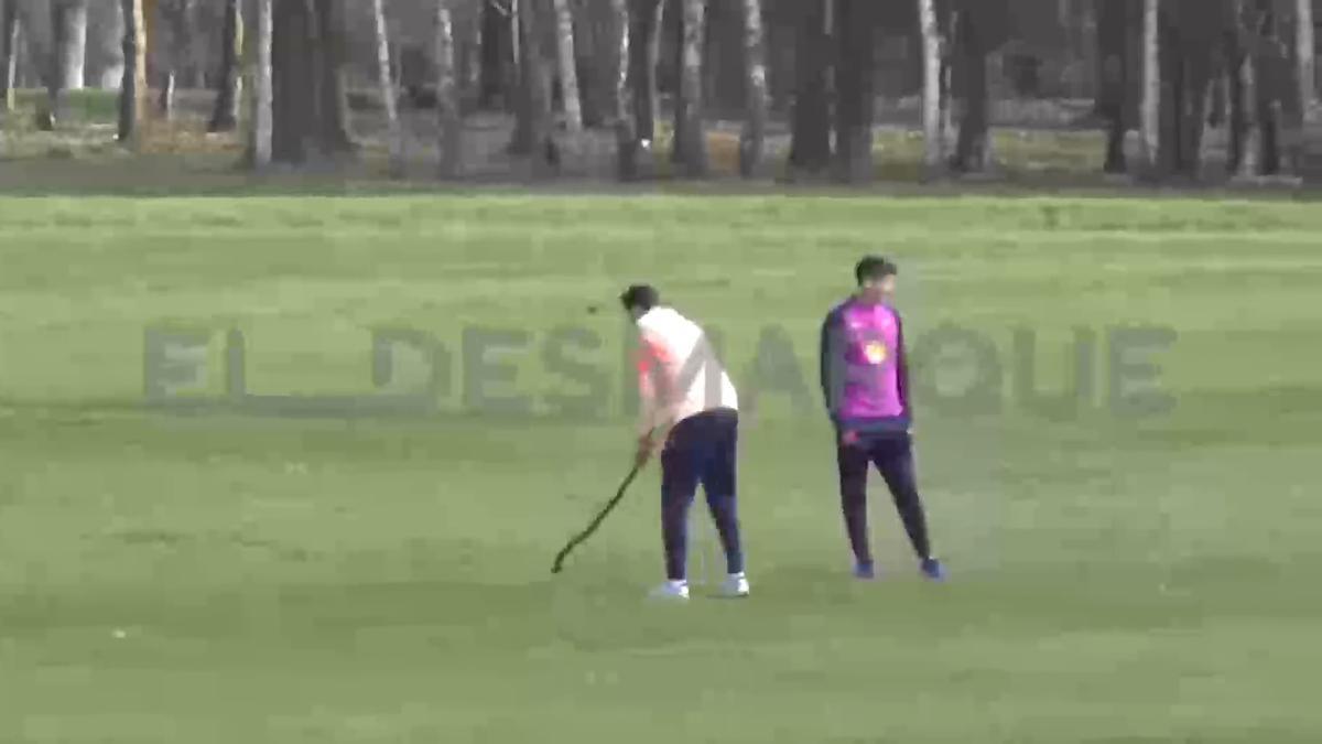 Imágenes de Szczesny jugando al golf con la rama de un árbol