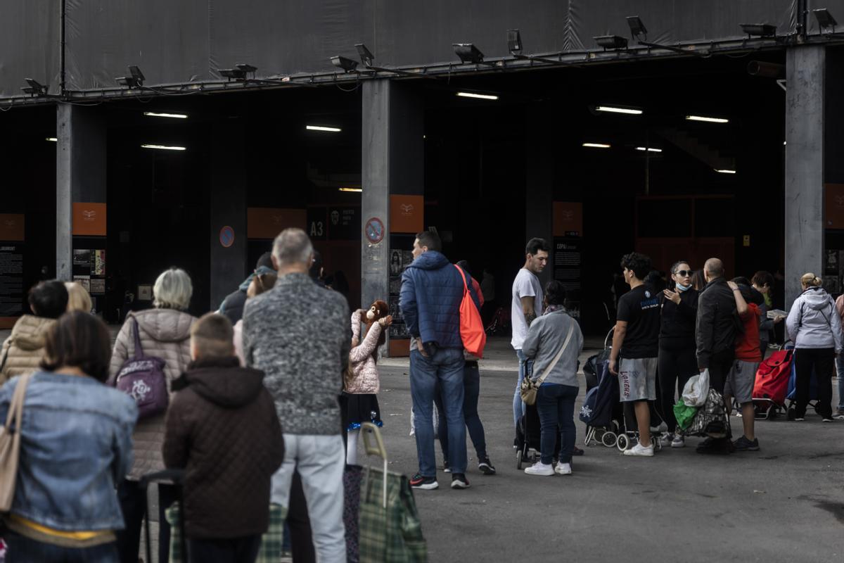 Valencia. Reparto del banco de Alimentos con alimentos navideños ante la Nochebuena en Mestalla