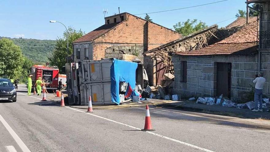 El camión chocó contra la casa, volcó y provocó un incendio que afectó al inmueble. // Nick