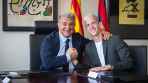 Dani Olmo firma su contrato con el FC Barcelona, en imágenes