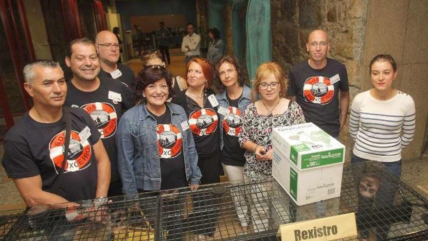 Miembros de la plataforma, con Solla (primera por la derecha) y Prado (tercera), en el registro del Parlamento. // Xoán Álvarez