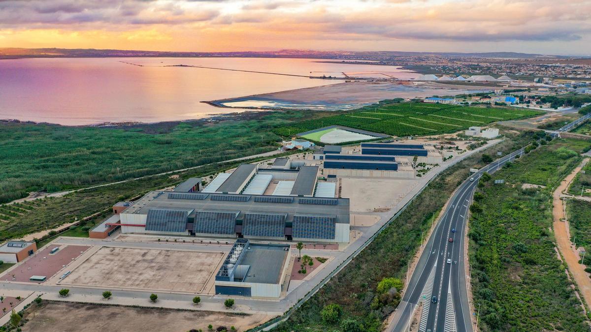 Así se entrega el agua de la desalinizadora de Torrevieja al embalse de La Pedrera. Una de las modificaciones del proyecto reclama asegurar la escollera de este punto de entrega