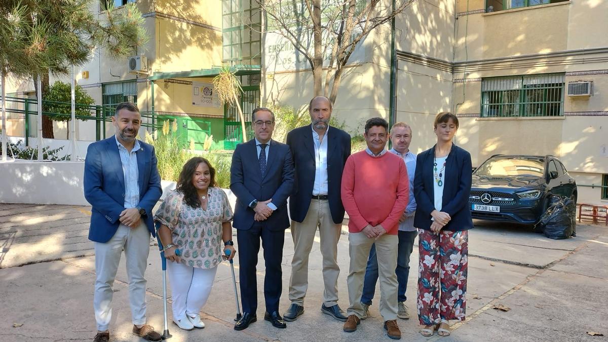 El delegado territorial de Desarrollo Educativo y Formación Profesional, Miguel Briones, ha visitado este miércoles el colegio.