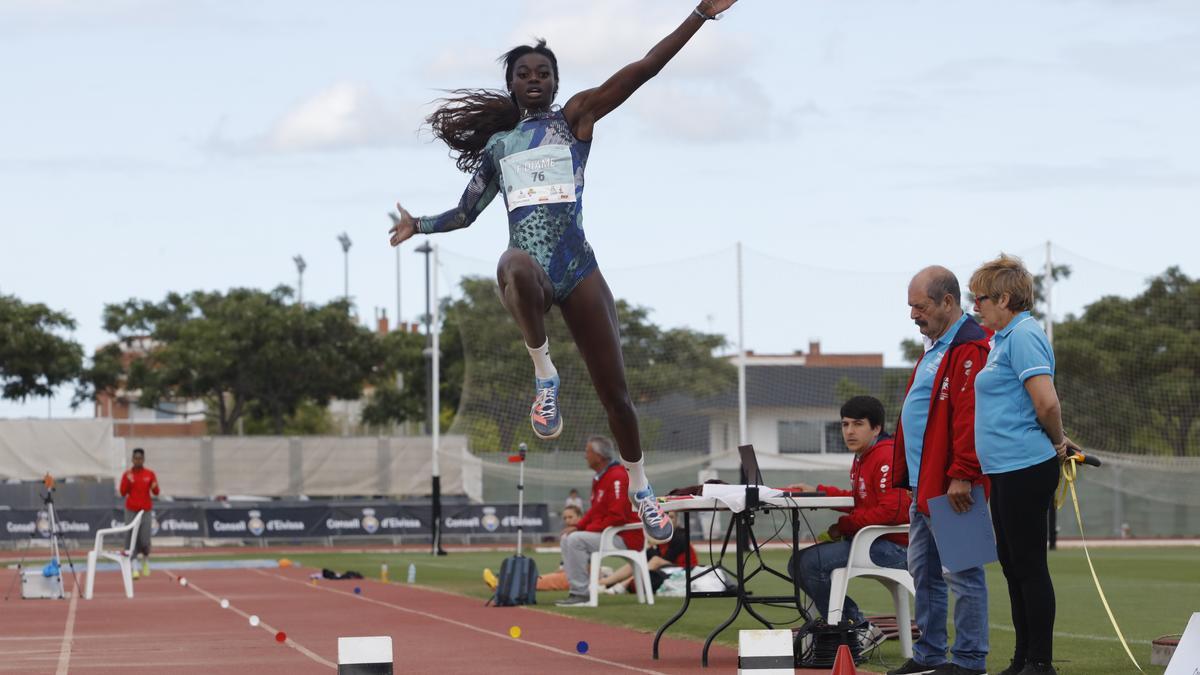 Prueba de salto de longitud femenina.