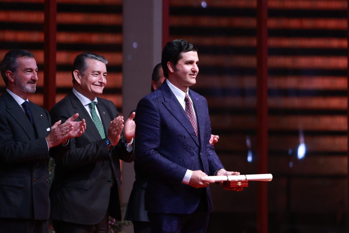 El consejero de Sanidad, Presidencia y Emergencias, Antonio Sanz, y el torero Morante de la Puebla.