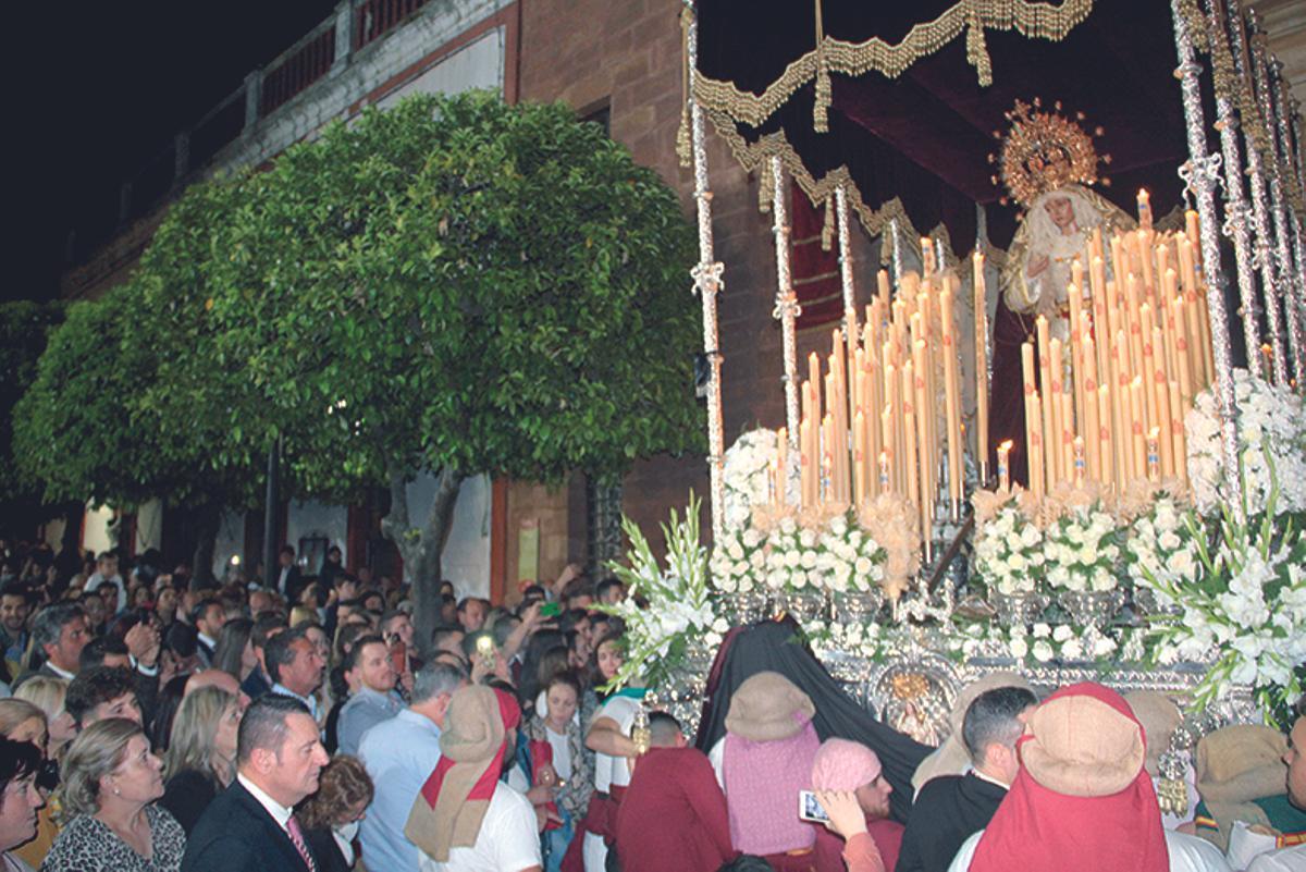 CONSOLACIÓN Y ESPERANZA  IMAGEN DE PALIO DE LA COFRADÍA DE LA HUMILDAD, DESDE EL CARMEN.