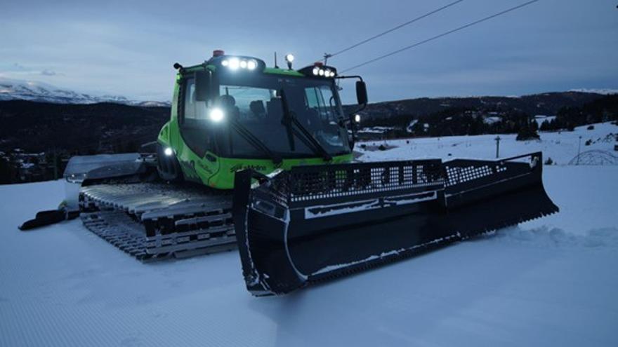 La Molina estrena una nova màquina híbrida que trepitja la neu