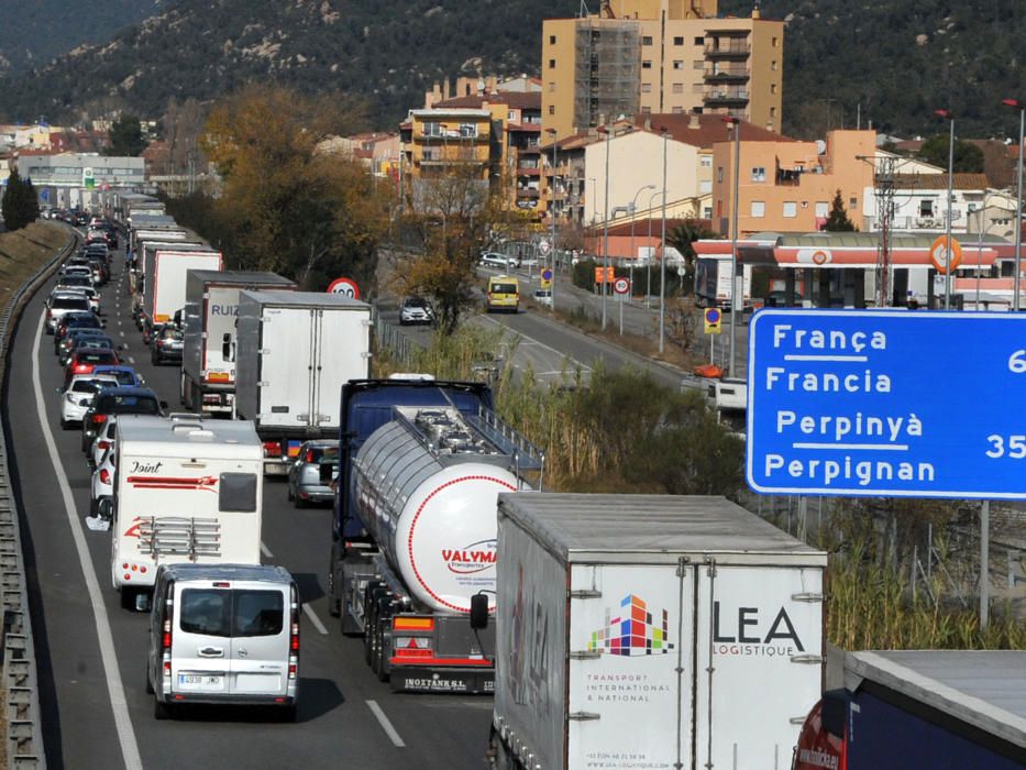 Cues a la Jonquera de vehicles que es dirigeixen a Brussel·les