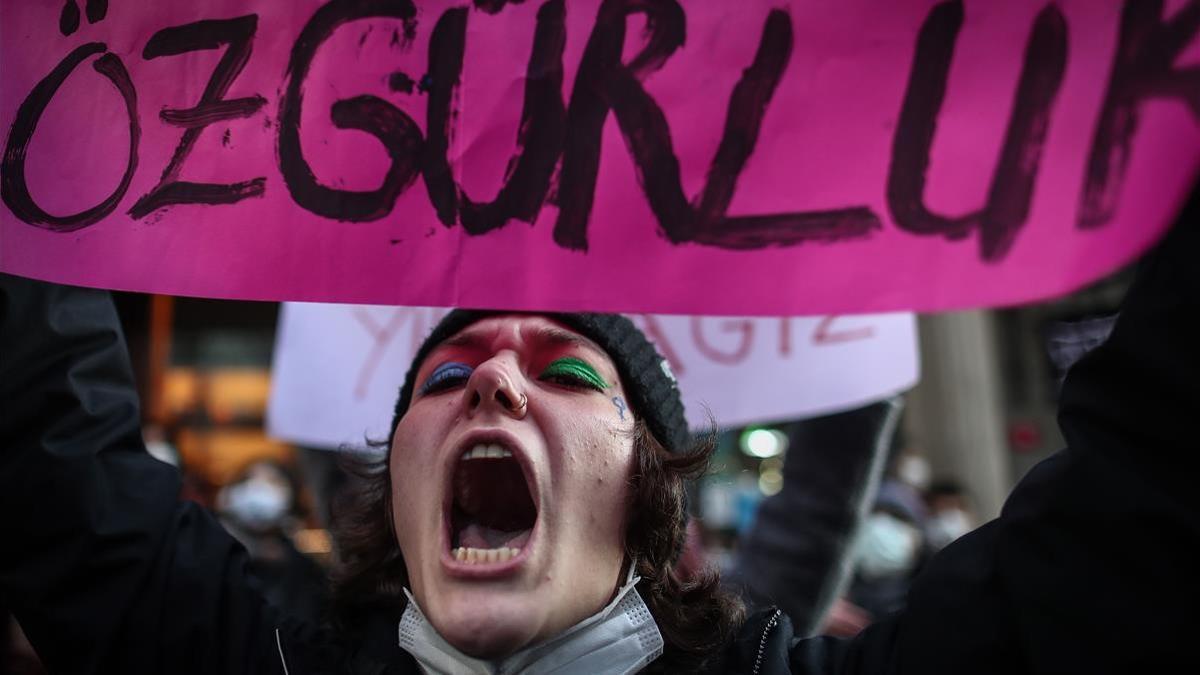 Activista grita eslóganes en el transcurso de la manifestación por Día de la Mujer en Estambul, el 8 de marzo.