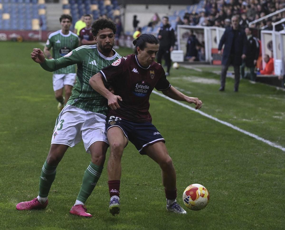 Edgar Pujol y Álex Comparada pugnan por un balón, en el partido de ida.