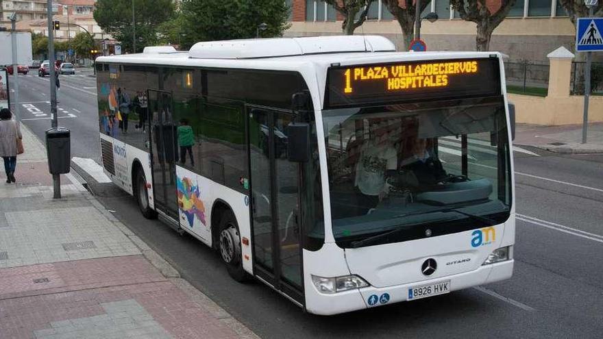 Autobús de la Línea 1, ayer a su paso por la ronda de San Torcuato.