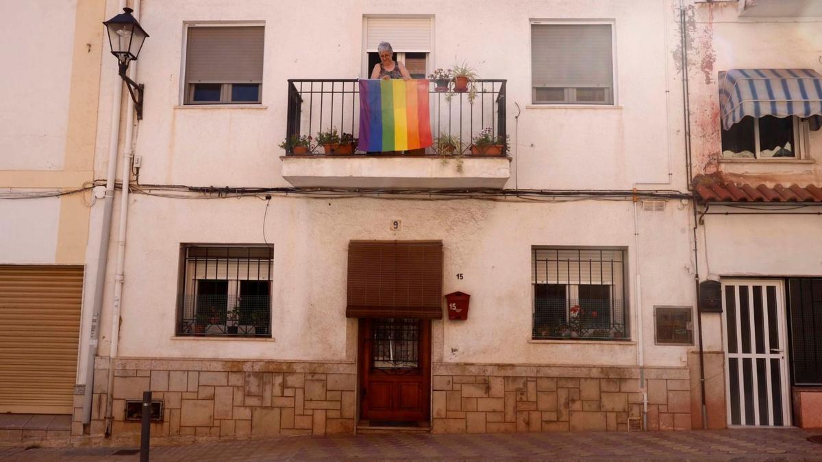 Una vecina cuelga la bandera arco iris tras la prohibición de PP-Vox.
